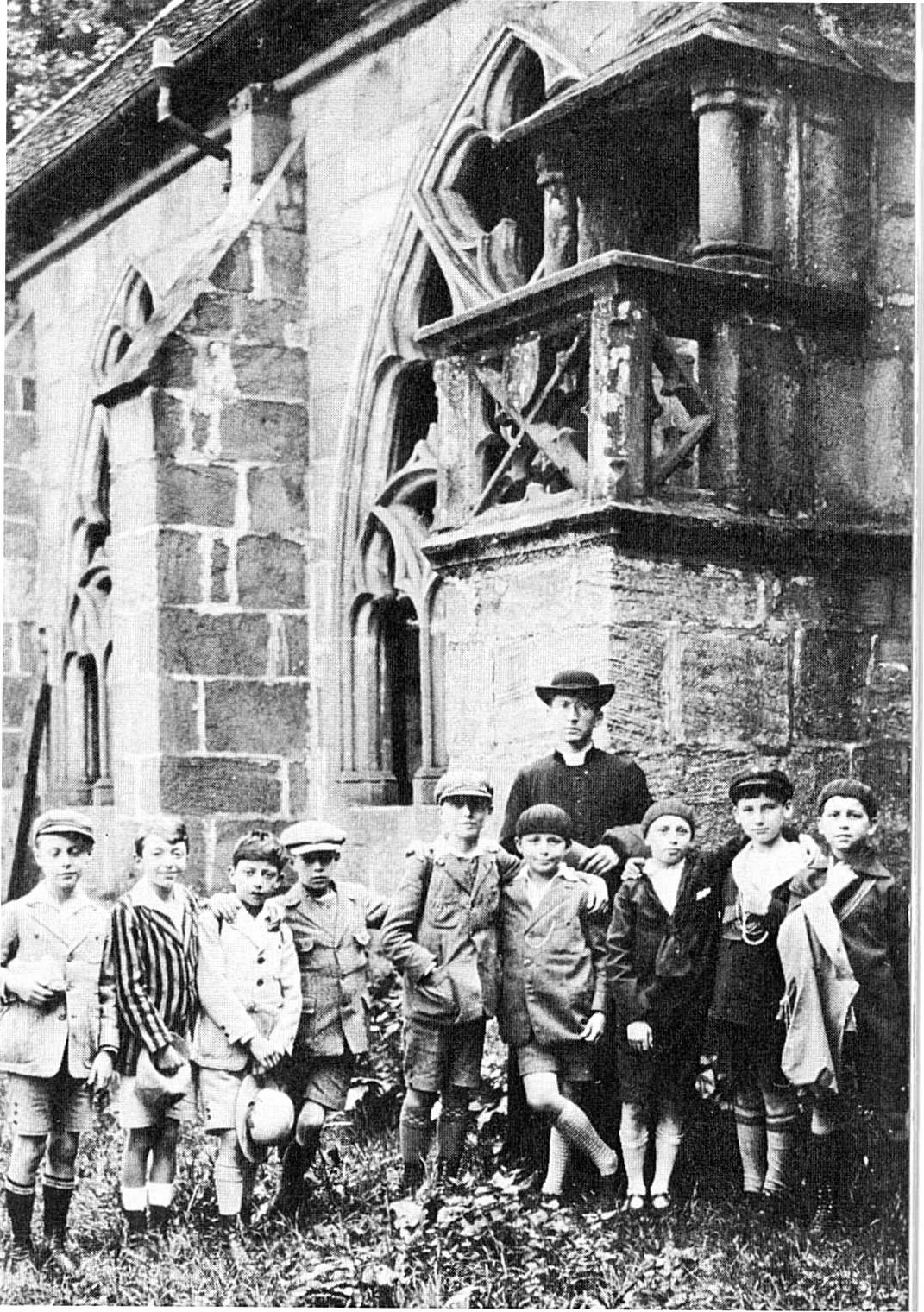 Vicaire à Saint-Maurice d’Epinal, avec des enfants qu’il prépare à la première communion. Saint-Maurice