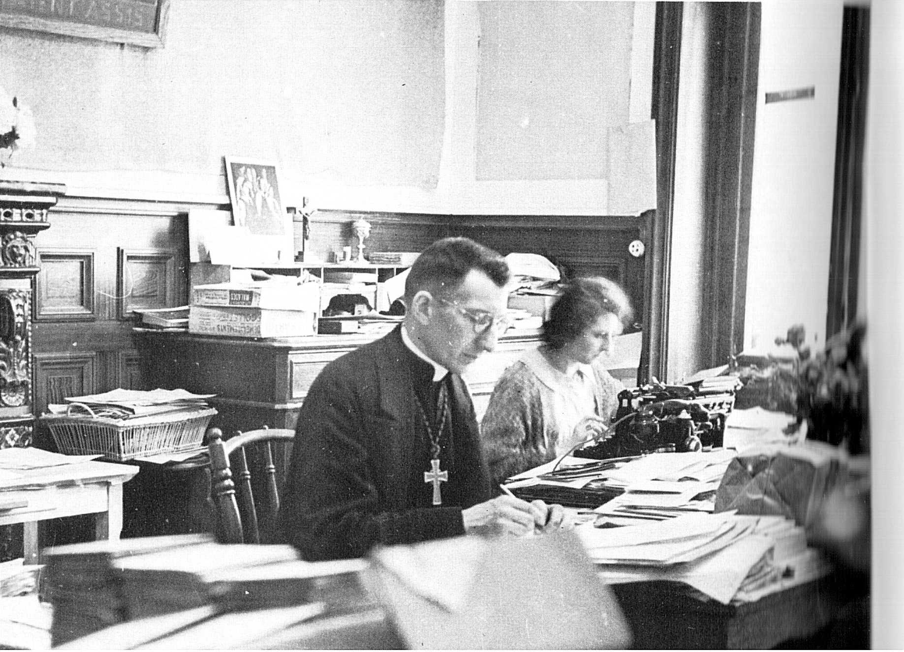 Vers 1942 Rue Leneveu, premier siège de l’aumônerie des prisonniers de guerre, avec sa première collaboratrice, Germaine Blanchet. Rue Leneveu