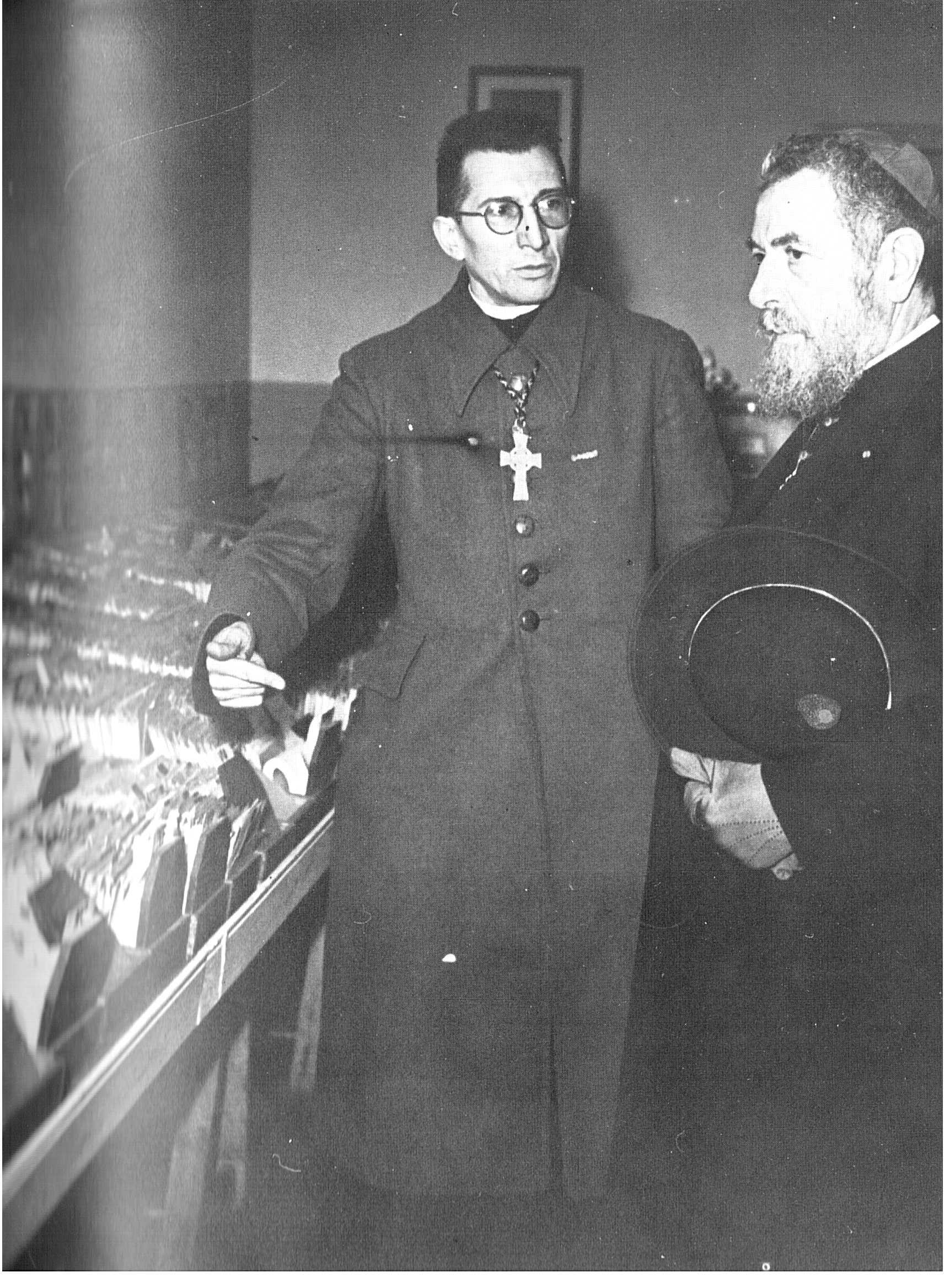 L’abbé Rodhain montre au cardinal Tisserant le fichier des prisonniers de guerre. cardinal Tisserant