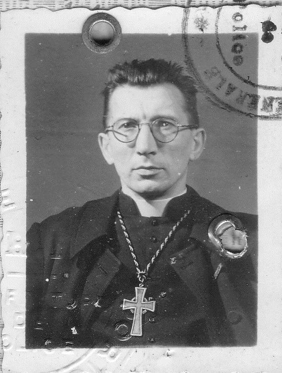 1944, sur un papier d’identité. 1944
