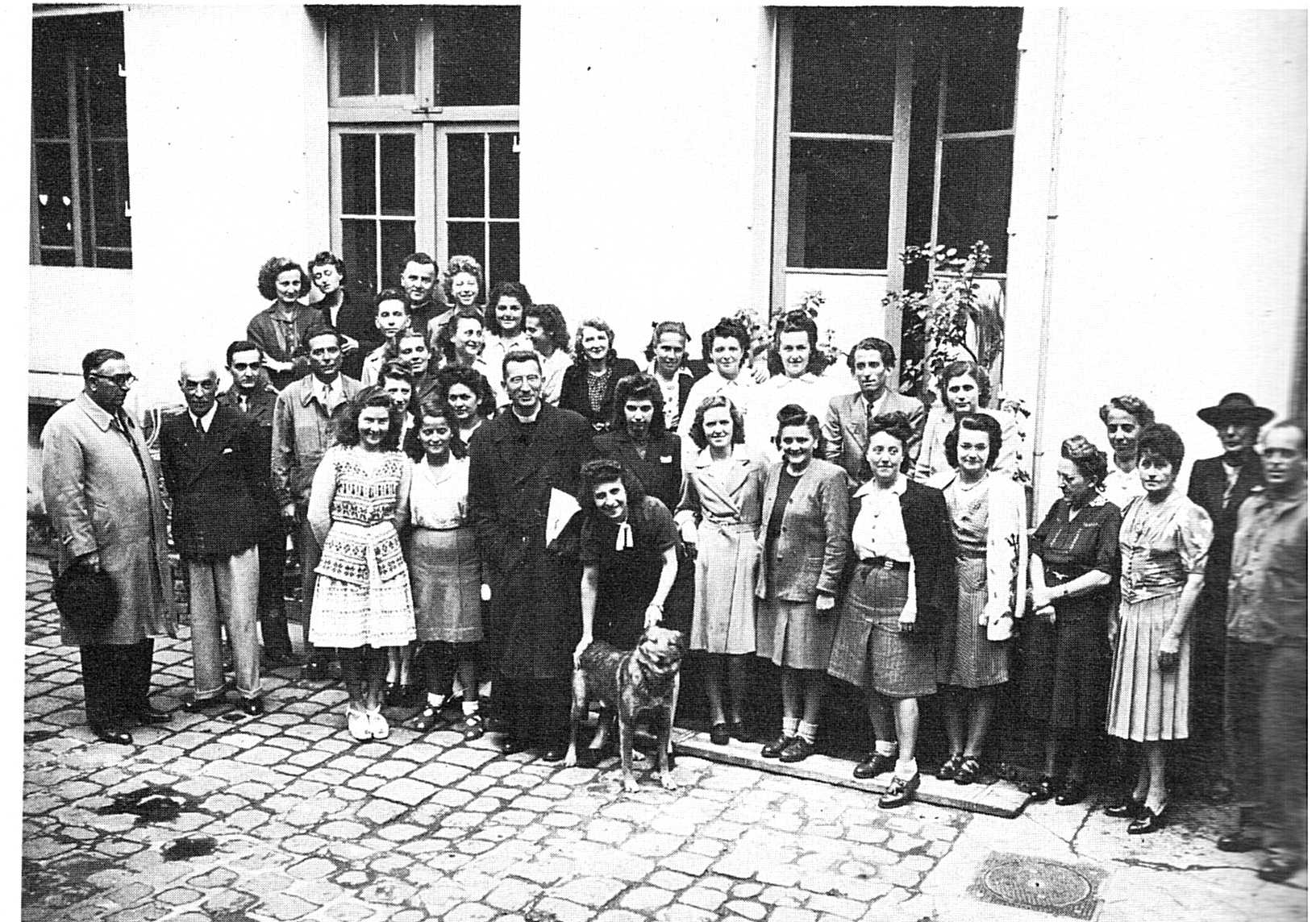 Avec le personnel de l’aumônerie des prisonniers de guerre, rue du Cherche-Midi rue du Cherche-Midi