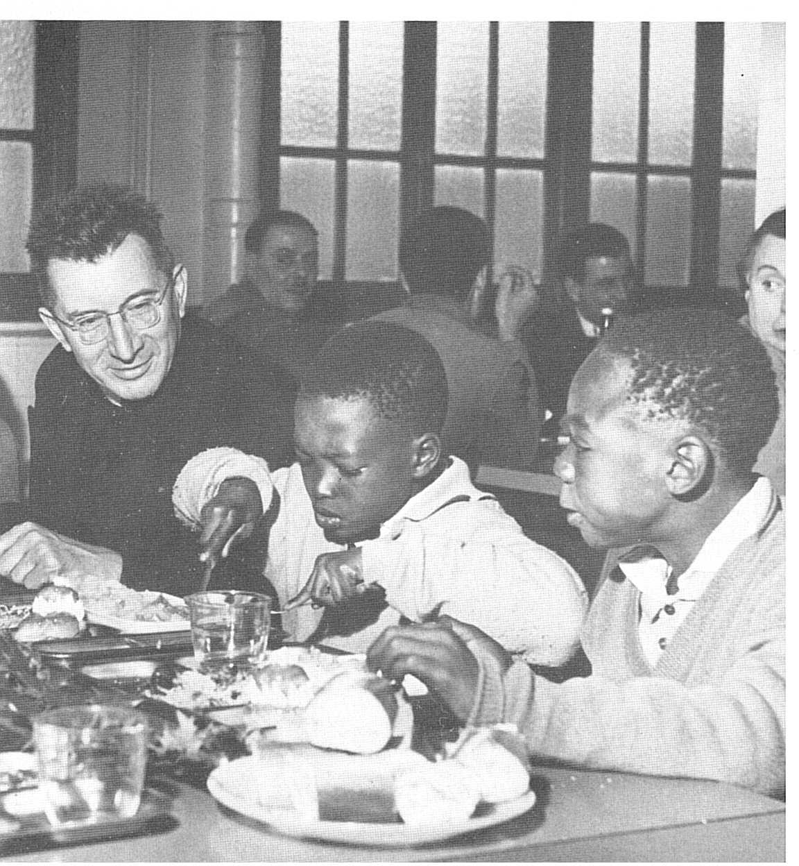 A la Comète à Paris, accueil en 1956 de la chorale des piroguiers de Brazzaville. Brazzaville