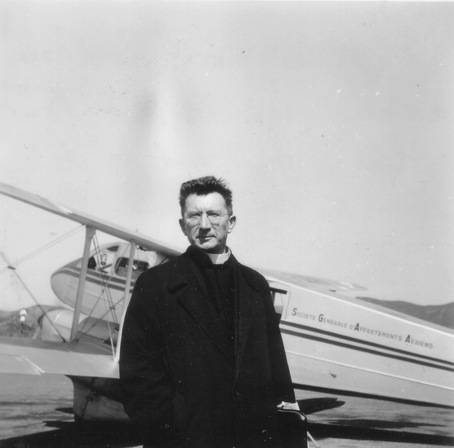 En 1959, à Constantine, avec un avion affrété pour des secours d’urgence. Constantine