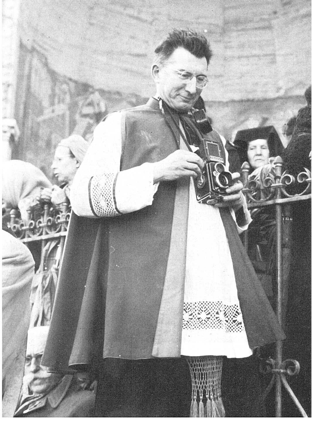 Photographe sur l’esplanade du Rosaire à Lourdes. Date aléatoire. (vers 1960 ?) Lourdes