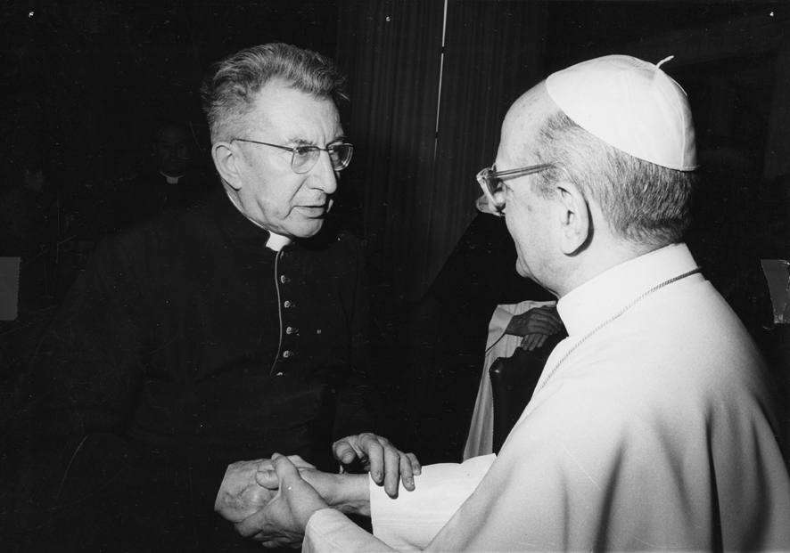 1965 - Jean Rodhain fut souvent reçu par Paul VI. Les deux hommes s’apprécient. Ici en 1965, à l’Assemblée Générale de Caritas internationalis. Paul VI