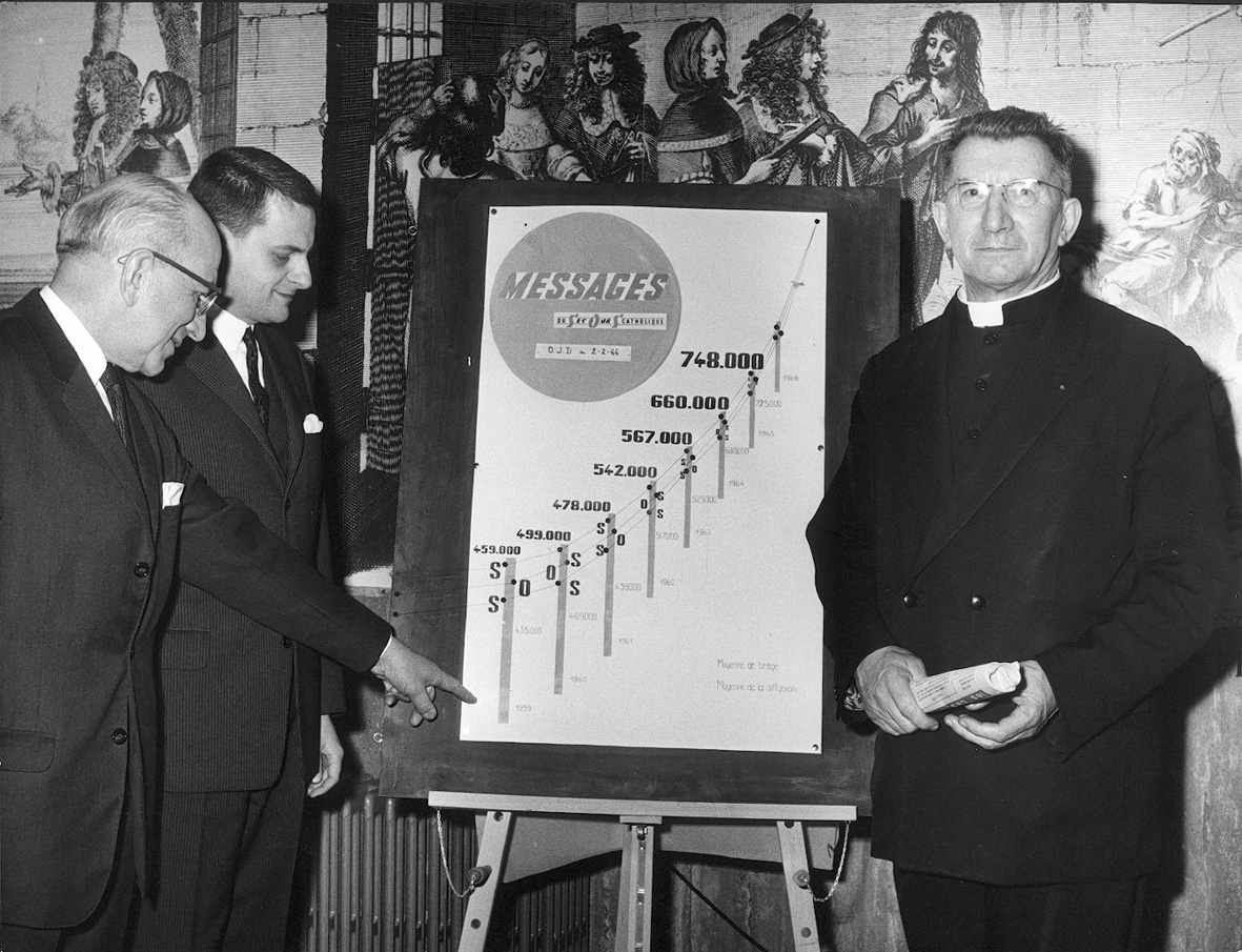 1966, devant la courbe indiquant la progression du nombre de tirages de Messages. 1966