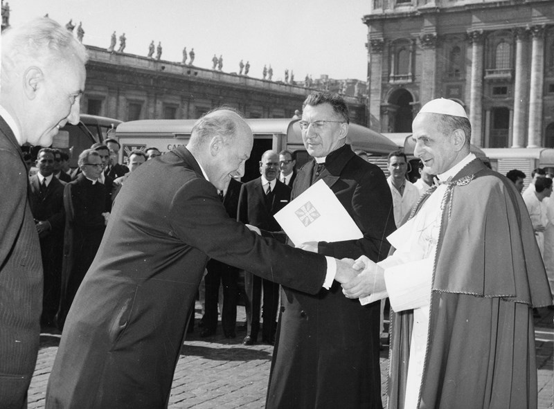1968 - Place Saint-Pierre - Départ des camions de Caritas internationalis pour l’Inde Inde
