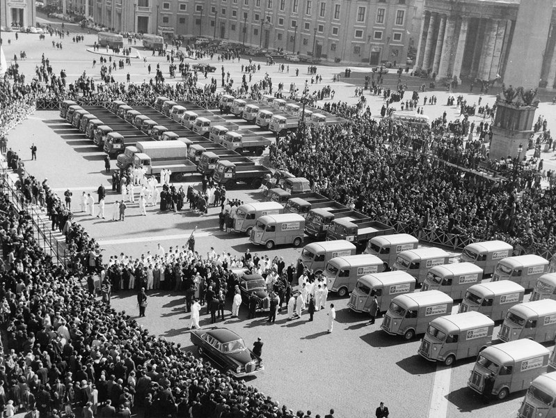 1966 - Place Saint-Pierre - Départ des camions de Caritas internationalis pour l’Inde Inde