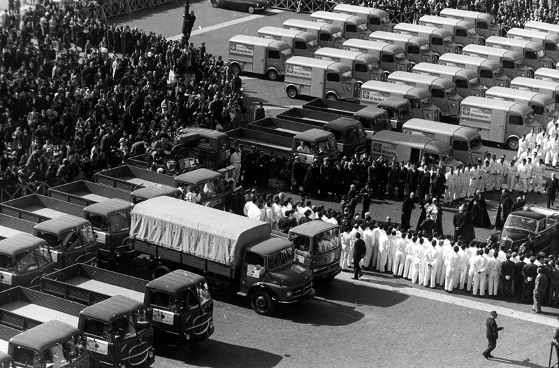 1967 - Place Saint-Pierre - Départ des camions de Caritas internationalis pour l’Inde Inde