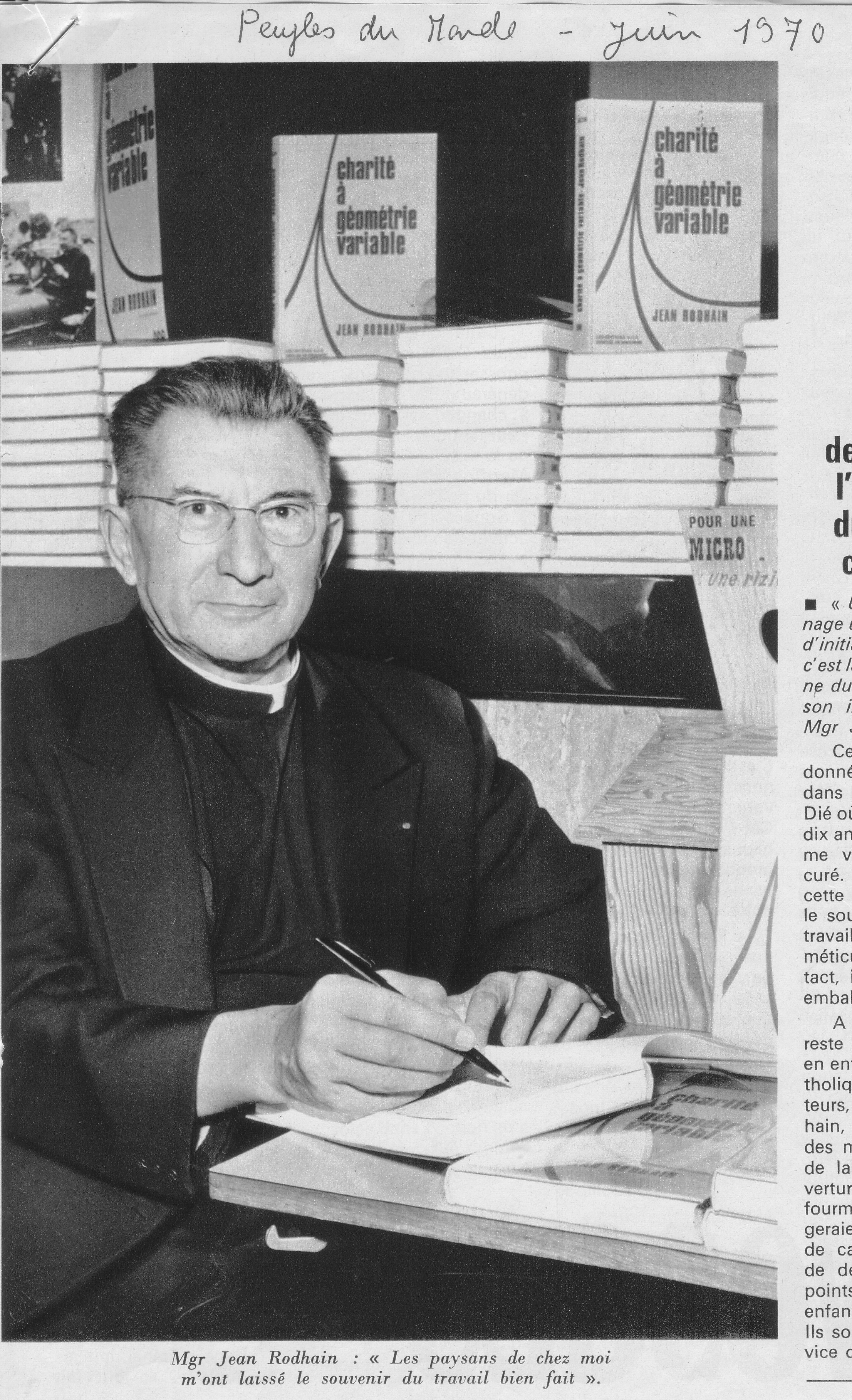1970. Jean Rodhain dédicace son livre : Charité à géométrie variable. Charité à géométrie variable