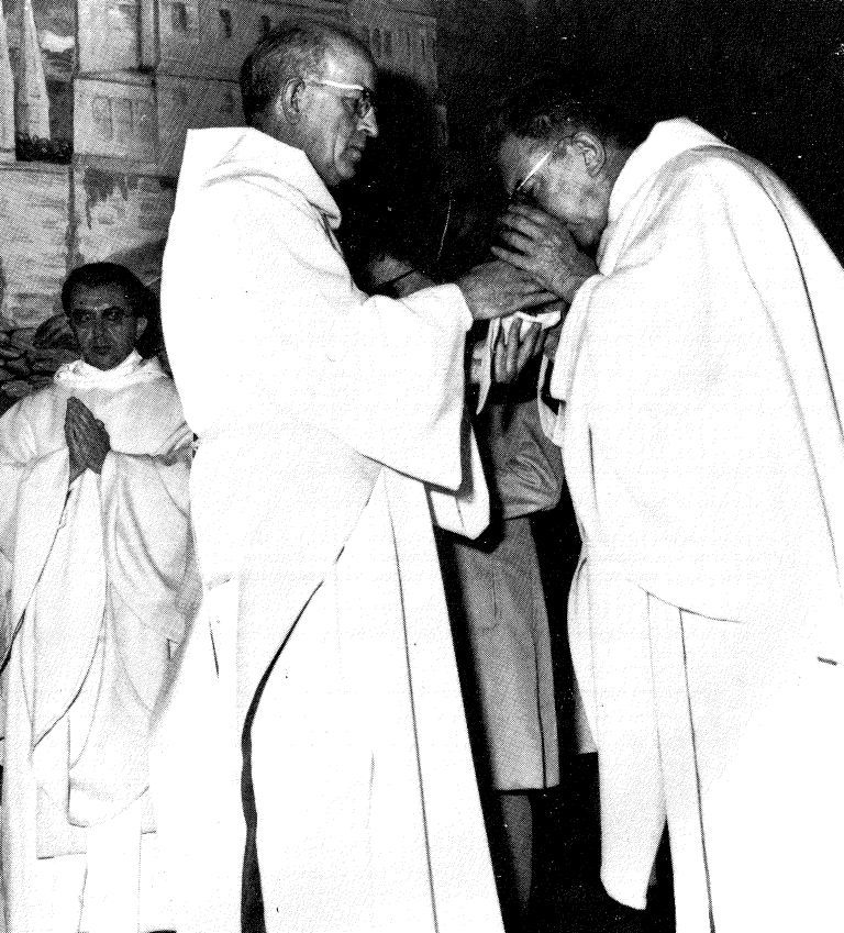 1971. Cité Saint-Pierre de Lourdes. Jean Patte vient d’être ordonné diacre permanent. Jean Rodhain reçoit la communion au sang du Christ des mains du nouveau diacre. Jean Patte