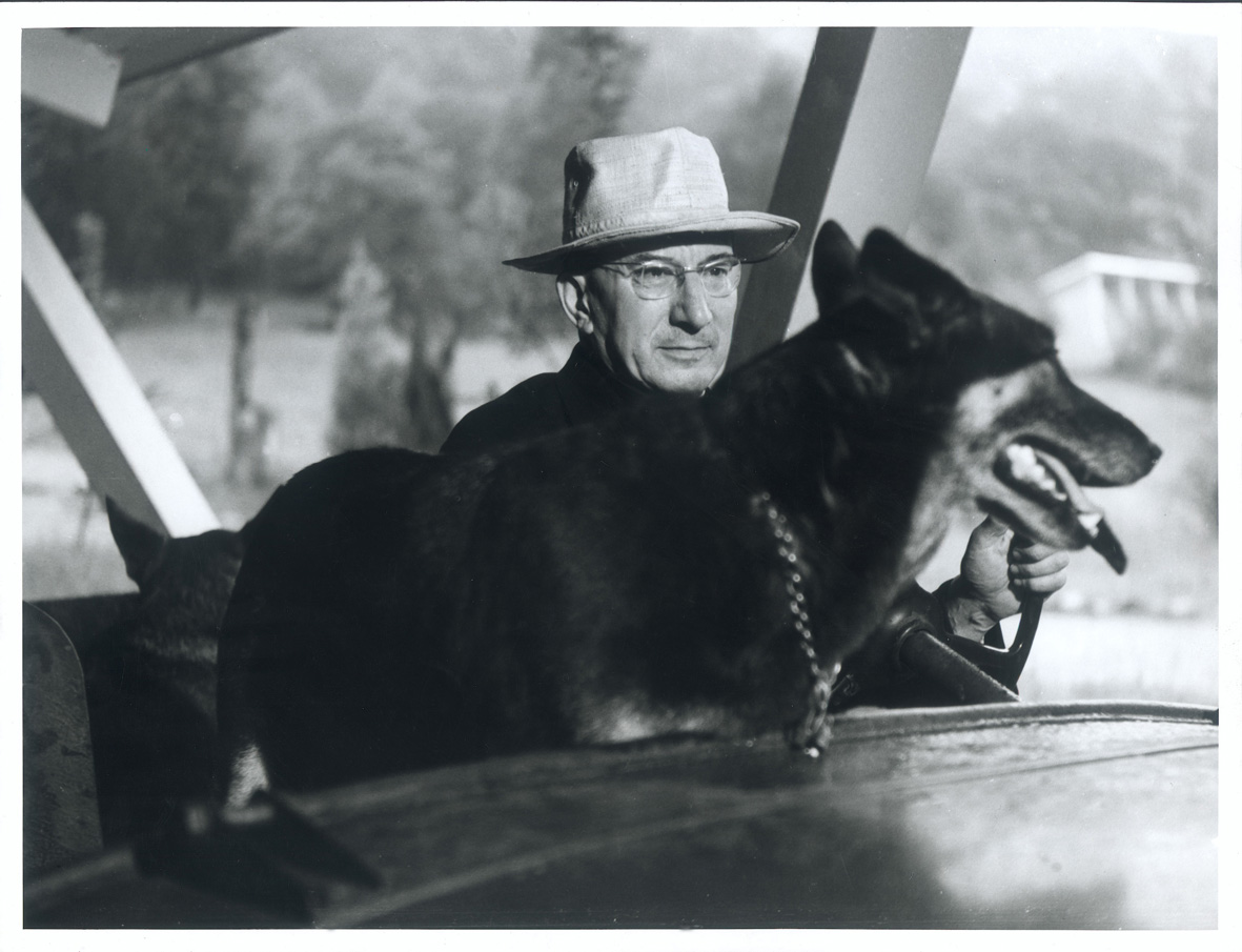 Date incertaine (1972?). A la cité Saint-Pierre de Lourdes, au volant de sa jeep, avec son chien. Saint-Pierre de Lourdes