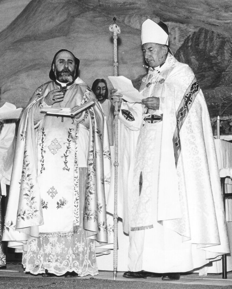 En 1965, à la cité Saint-Pierre de Lourdes, Jean Rodhain devient chorévêque de l’Église d’Antioche. Chorévêque