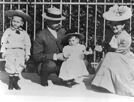 1905, Remiremont, avec sa sœur et ses parents Remiremont