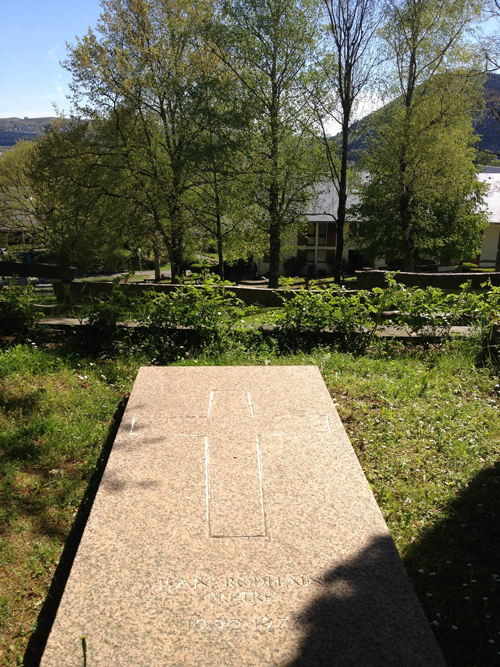 Tombe de Jean Rodhain, près de la chapelle-bergerie à la cité Saint-Pierre de Lourdes Tombe de Jean Rodhain